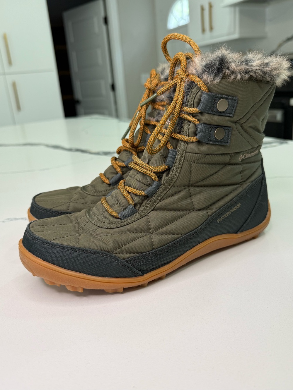 Columbia Boots Womens 7 Shoes Olive Green Minx Shorty III Waterproof Fur Boot